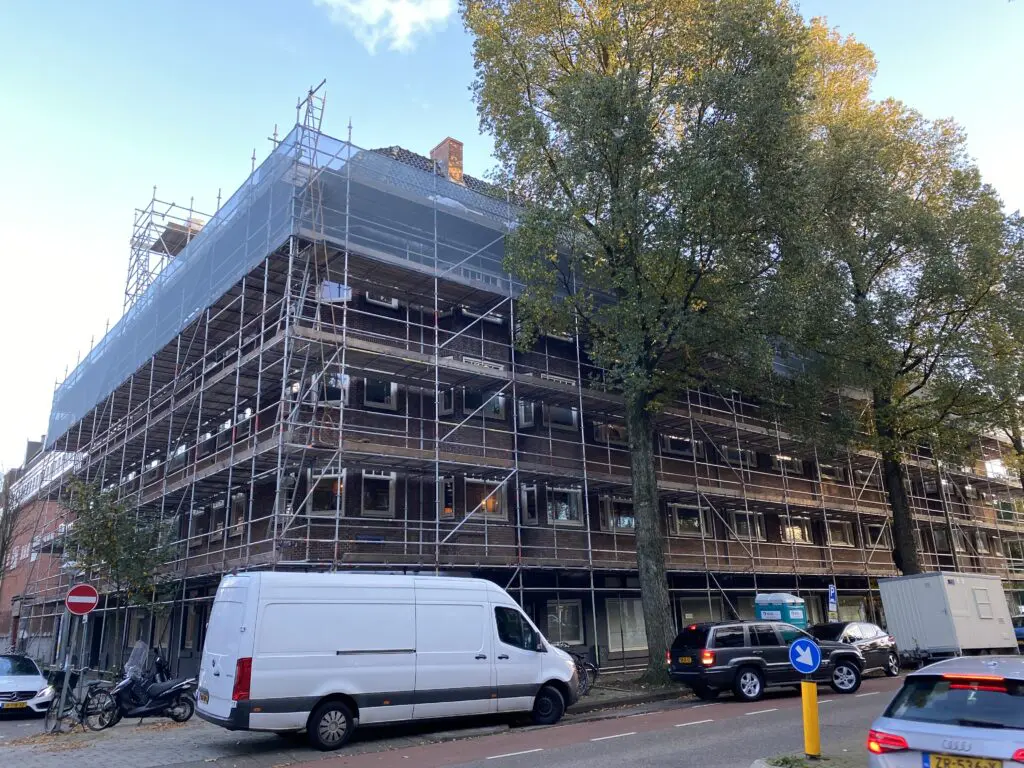 Hellend dak renovatie VvE HVN Amsterdam met steigers